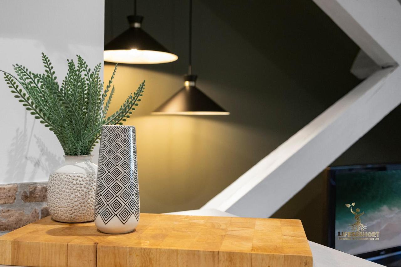 Luxe Courtyard Apartment For 4 Near Exeter City Centre エクステリア 写真